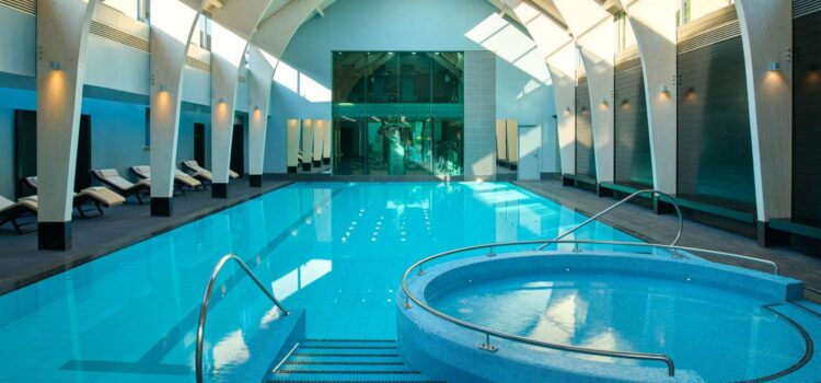 روش‌ های طبیعی ضدعفونی آب استخر چگونه است؟