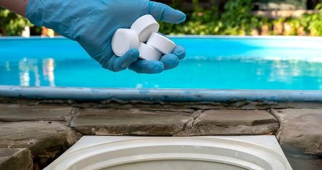 عوارض و خطرات خوردن آب استخر چیست؟ عوارض و خطرات خوردن آب استخر چیست؟